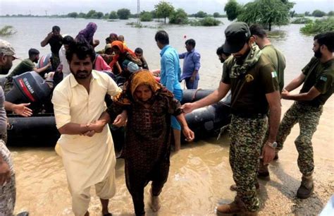 پاک بحریہ کی جانب سے سندھ کے علاقے جھڈو میں بارش متاثرین کیلئے امدادی کارروائیاں جاری ہیں۔