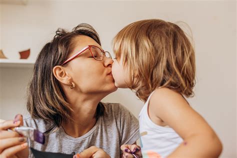 Copilul își cheamă mama pe nume Ar trebui să vă faceți griji Iată o