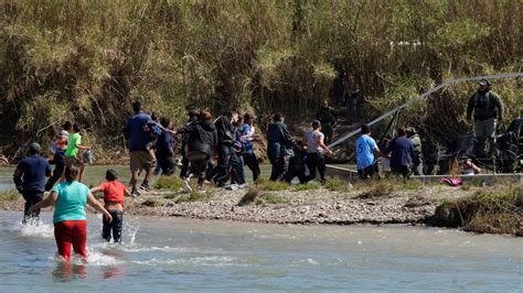 Migrantes Desesperados Cruzan El Río Bravo Tras La Clausura Del Albergue Que Los Alojaba En