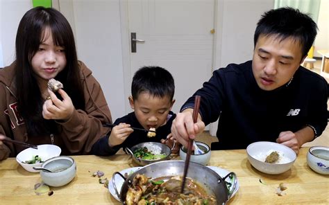 分享我家午餐食谱：鲶鱼炖豆腐、茨菰排骨盅、芹菜炒香干 哔哩哔哩