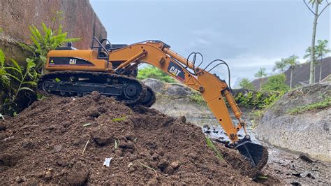 Rc Excavator Cat Wl Dredging And Leveling Piles Of Soil And Rocks