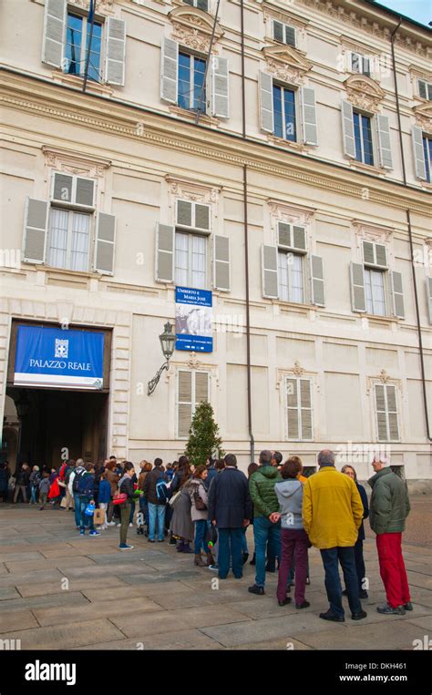 Schlange Stehen Sie Um Palazzo Reale In Piazza Castello Platz Turin