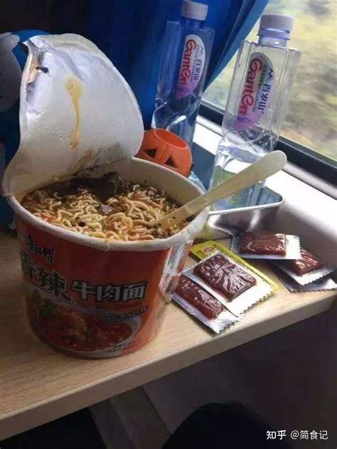 东北人的火车饮食文化，看他们在火车上吃这些，列车员都羡慕了 知乎