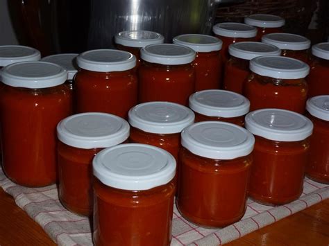 Coulis De Tomates En Conserve Dans La Bulle De Manou