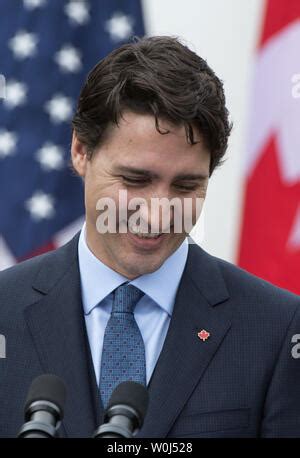 Premierminister Justin Trudeau L Chelt Als Er Sich Am Freitag Den