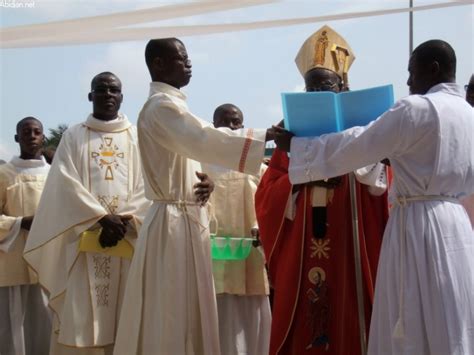 10 Ans De La Paroisse Saint Pierre Mgr Jean Pierre Kutwa Inaugure La