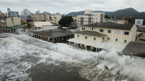 Ressaca do mar atinge casas e comércios na beira da praia em Matinhos