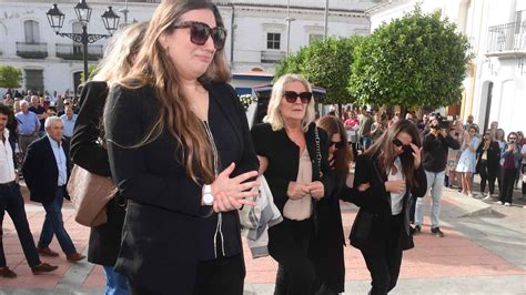 Andrea y Lola las hijas de Jesús Quintero desoladas y rotas de dolor