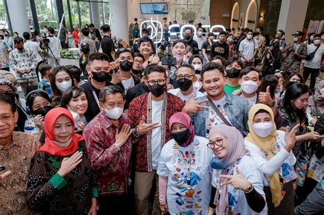 Foto Rangkul Dan Semangati Pelaku Ekraf Kalimantan Barat Sandiaga Uno