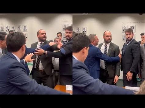 Eduardo Bolsonaro sai do sério e xinga deputado que disse que facada do