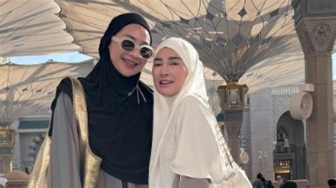 Ajak Ira Nandha Umrah Shandy Purnamasari Pakai Tas Branded Ratusan Juta