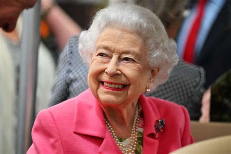 Queen Elizabeth Wears Brooch Gifted To Her By Parents On 19th Birthday