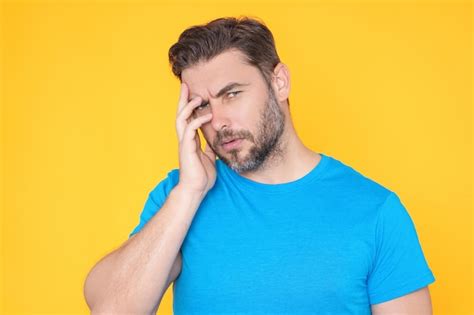 Homem pensativo isolado no fundo do estúdio pensando homem pensativo