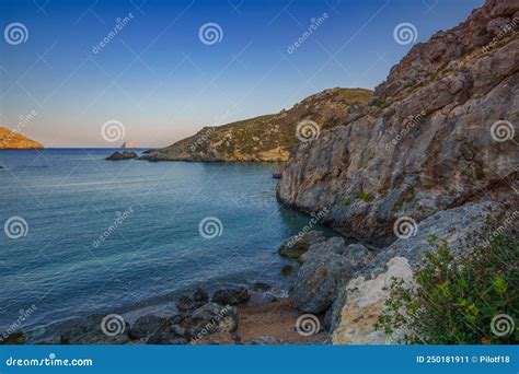 Vistas A La Famosa Playa Rocosa De Melidoni En La Isla De Kythira Al Atardecer Un Paisaje