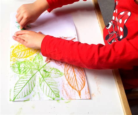 Mademoiselle Coralie Empreintes De Feuilles Avec Des Pastels Gras