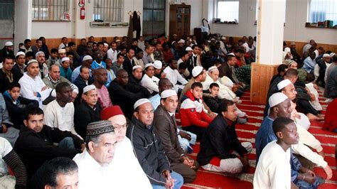 Centinaia Di Musulmani In Preghiera Festa Islamica A Torre Del Moro