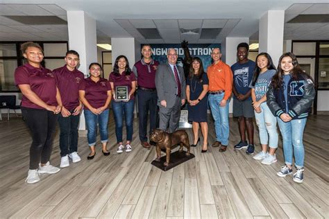 Kingwood students present Summer Creek with bronze Bulldog after Harvey hospitality