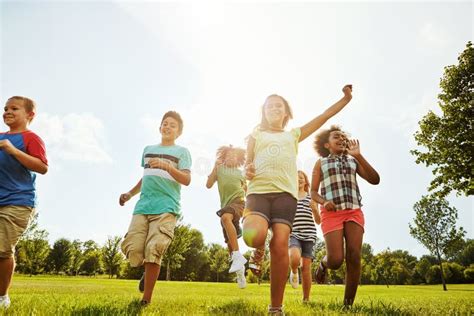 Feliz Diversidad De Niños Y Jugar Con Los Jóvenes En La Naturaleza Para