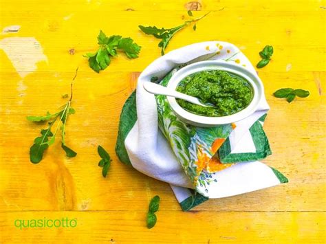 Crema Di Basilico Con Sedano Rucola E Menta Sugo Fresco E Gustoso Per