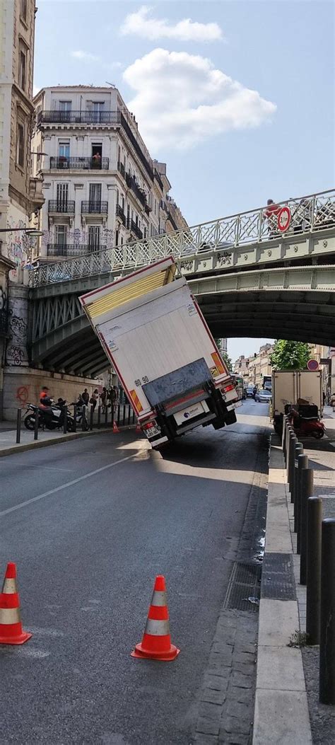 Marseille Un Camion Sencastre Sous Le Pont Du Cours Lieutaud Et