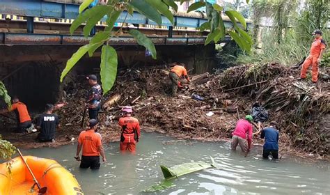 Pascabanjir Sampah Menumpuk Di Bawah Jembatan Sungai Jelapat