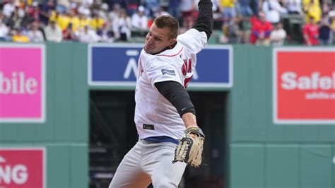 Look Patriots Legend Rob Gronkowski Throws Out First Pitch At Red Sox