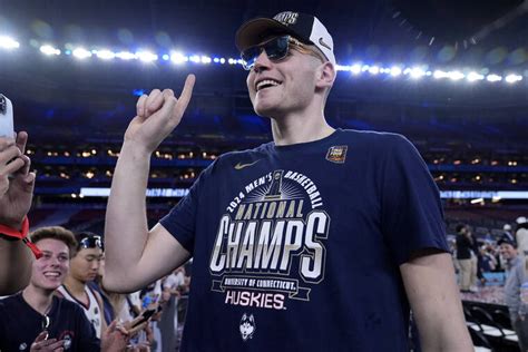 Donovan Clingan Is Leaving Uconn For The Nba After Two Seasons Two