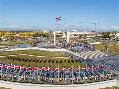 Director IAD Participa En Ceremonia Enhestamiento En Plaza De La