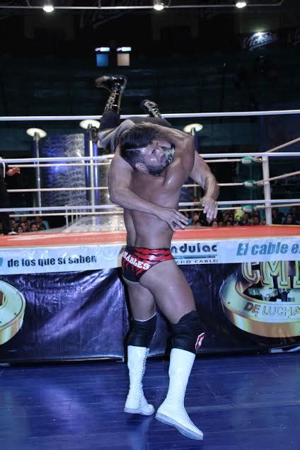 Lucha Libre Porra Fresa La Sombra Con Ayuda De Las Cuerdas Vence A Shocker