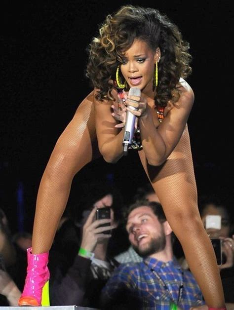 Pin By Natalie N Bookman On Music Rihanna Rihanna Looks Rihanna Photos