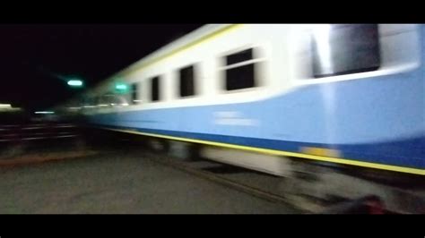 Tren Rayo de Sol de Trenes Argentinos saliendo de Villa María rumbo