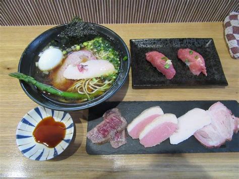 『鶏淡麗醤油らぁ麺（800円）＋肉4枚増し＋馬肉寿司』らぁ麺 鬼滅の桜のレビュー ラーメンデータベース