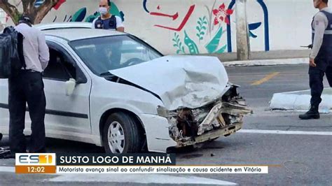 Motorista avança sinal e atinge outro carro em cruzamento de Vitória