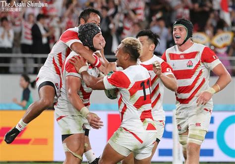 朝日新聞 映像報道部 On Twitter ラグビーw杯 日本代表が初戦を勝利で飾りました。写真は後半、トライを決め祝福される ＃ラブ