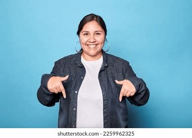 imágenes de Curvy latina Imágenes fotos y vectores de stock Shutterstock