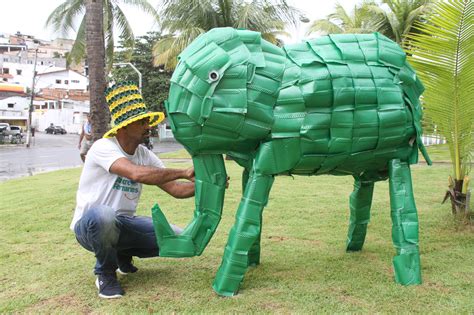 Artista plástico transforma 3 toneladas de lixo em arte de rua em