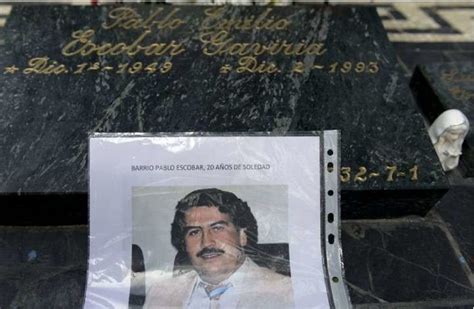 Quiénes son las personas enterradas cerca de la tumba de Pablo Escobar