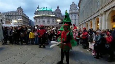 Genova Accende L Albero Di Natale Tra Giocolieri E Artisti Sui Trampoli