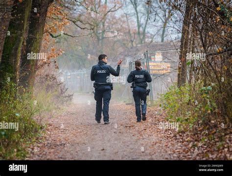 Dezember Hessen Frankfurt Main Zwei Polizisten Sind Auf Dem