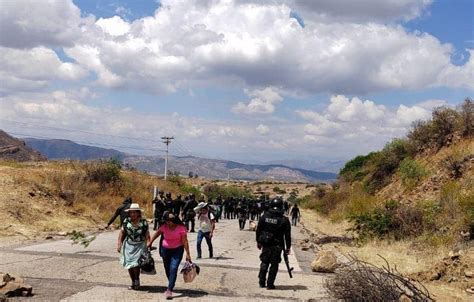 Policía levanta bloqueos en dos puntos en medio de enfrentamientos