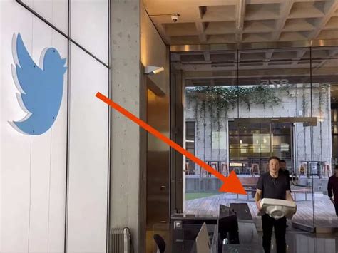 Elon Musk Posted A Video Of Himself Entering Twitter S Headquarters Carrying A Bathroom Sink