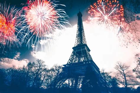 Eiffel tower with fireworks, New Year in Paris — Stock Editorial Photo ...