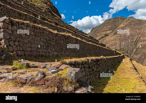 Muros incas y terrazas agrícolas en la ruina de Pisac Valle Sagrado