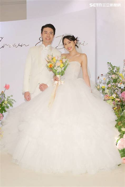 最美校花結婚3年砸百萬補辦婚宴！簡廷芮淚灑婚禮「激吻小開老公」 Yahoo奇摩時尚美妝