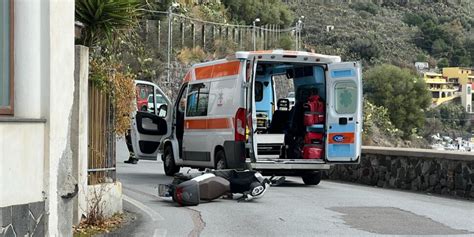 Lipari Si Schianta Con Lo Scooter Contro Un Palo Una Donna Gli