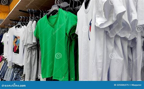 Vista De Camisetas Colgadas De Las Perchas En Una Tienda De Ropa Imagen