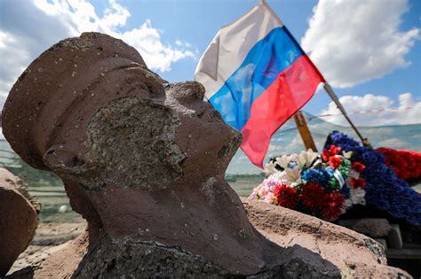 In Photos: In Russian-Occupied Mariupol, Locals Try to Return to ...