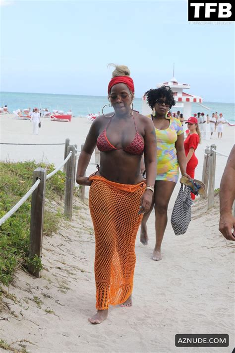 Mary J Blige Sexy Seen Showing Off Her Curves In A Bikini At The Beach