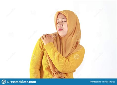 Hijab Que Lleva De La Mujer Asi Tica Musulm N Con La Garganta Dolorida