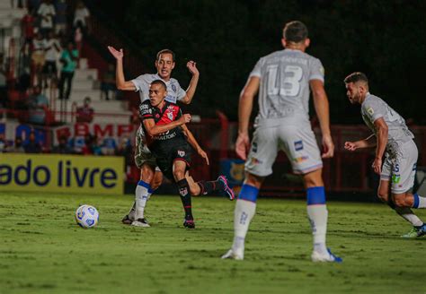 Bahia sofre gol no fim e é derrotado pelo Atlético GO no Brasileirão